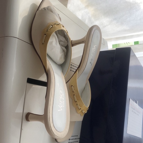Versani Size 8 M beige and White Leather kitten-Heeled Sandals New in box - Picture 5 of 6